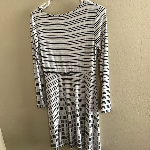 Girls size 12 casual stretch dress - Picture 2 of 3
